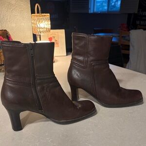 Vintage Nine West Brown Leather Ankle Boots with a heel